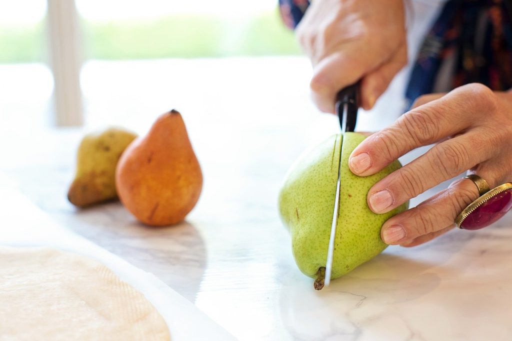 pears, cutting, slicing-8396722.jpg
